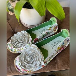 L’ARTISTE Dezi Floral White Slip-On Flats with Layered Rose Accent